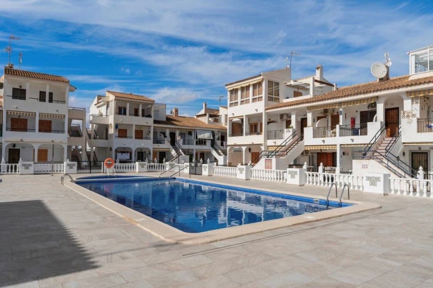 Stilfullt renoverad lägenhet i Rosaleda med inglasad terrass