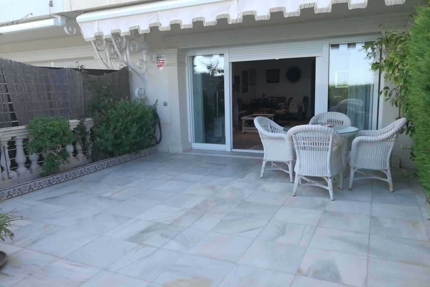 Strandnära villa i tre plan med terrasser och balkong