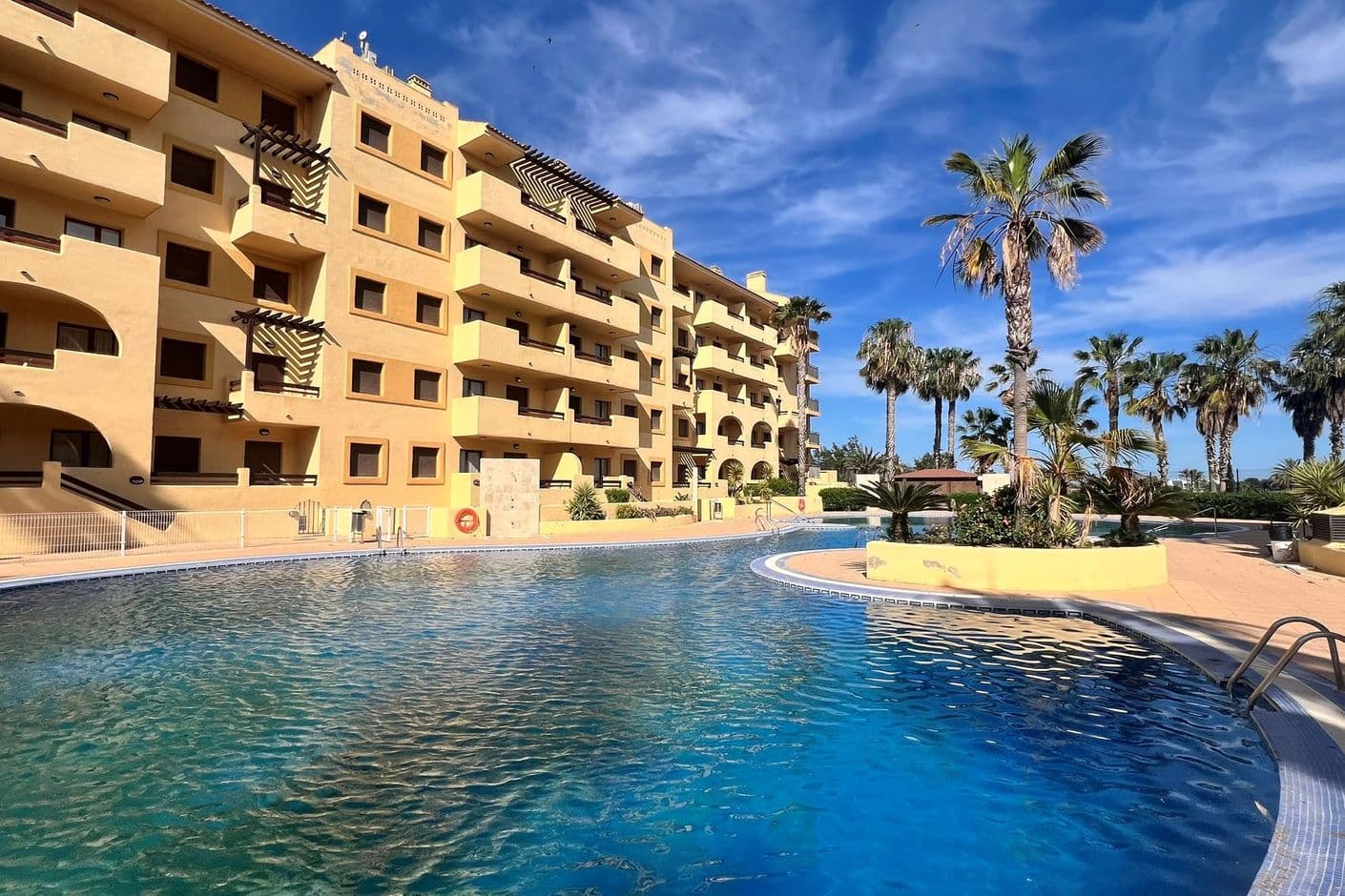 Välplanerad tvåsovrumslägenhet med garage och gemensam pool