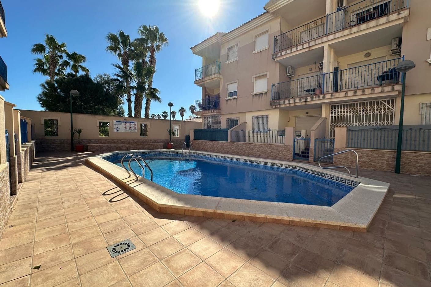 Välhållen och inbjudande lägenhet med privat takterrass