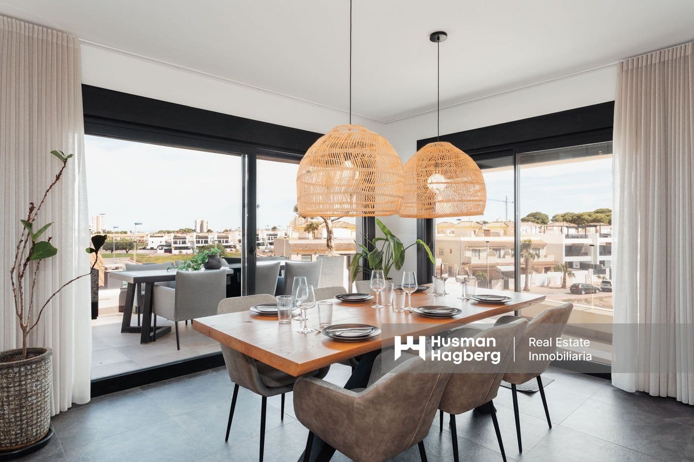 Exklusiv takvåning i två plan med privat pool och havsglimt