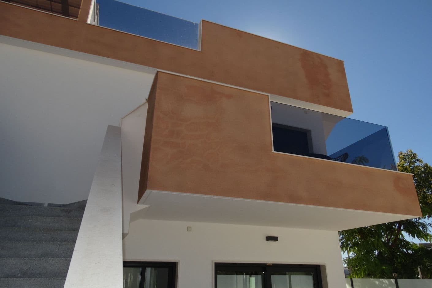 Modernt radhus i två plan med stort solarium