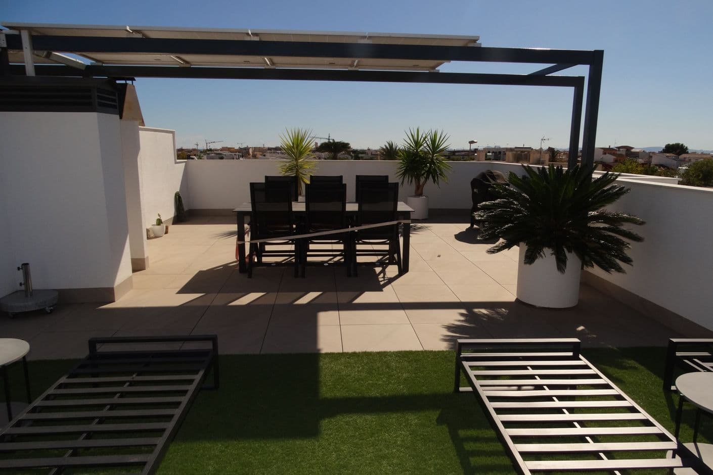 Modernt radhus i två plan med stort solarium