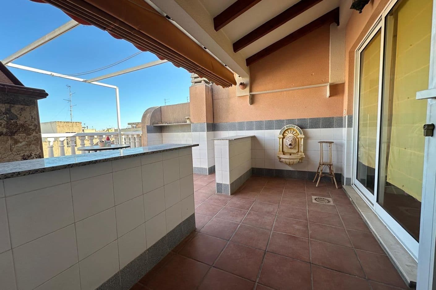 Lägenhet i två plan med takterrass – ett hem med stor potential