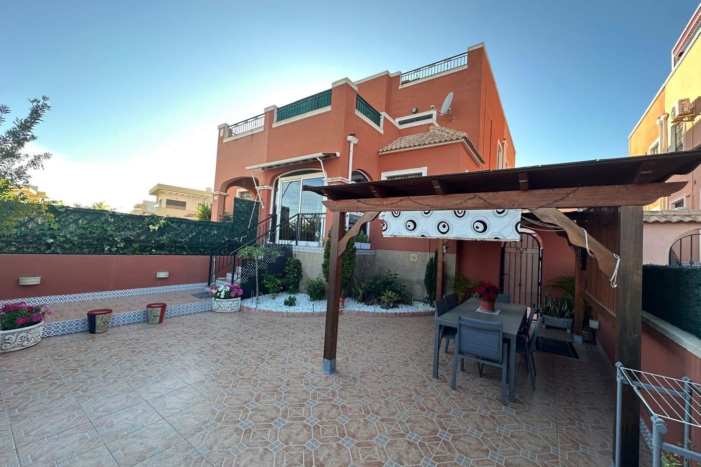 Charmigt radhus med trädgård och fint skick