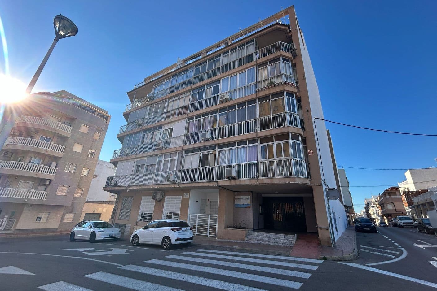 Stilrent renoverad studio med balkong och turistlicens