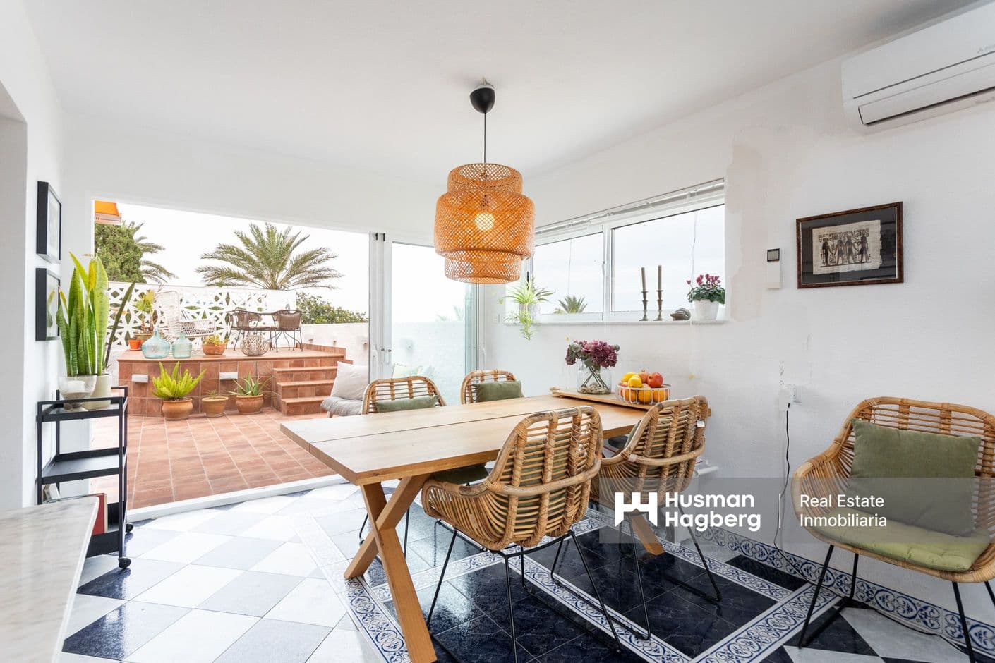 Charmig villa med ljus, rymd och havsutsikt nära La Mata