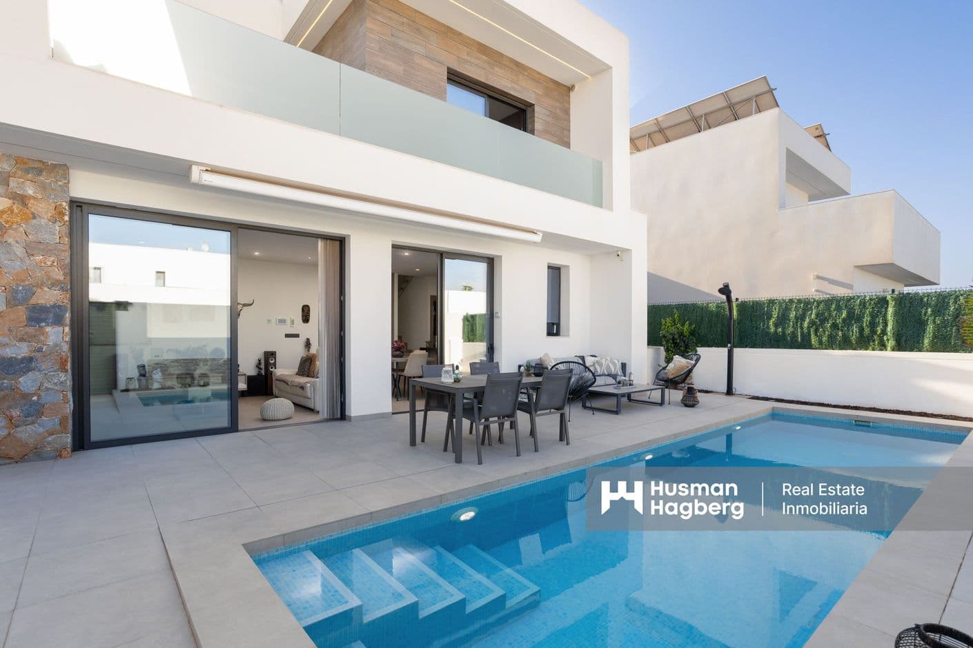 Modern villa med uppvärmd pool och hög standard