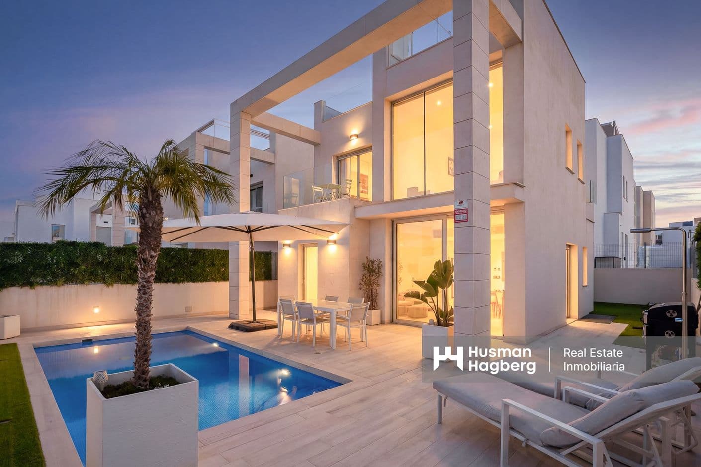 Spektakulär lyxvilla i tre plan med privat studio, gym och pool