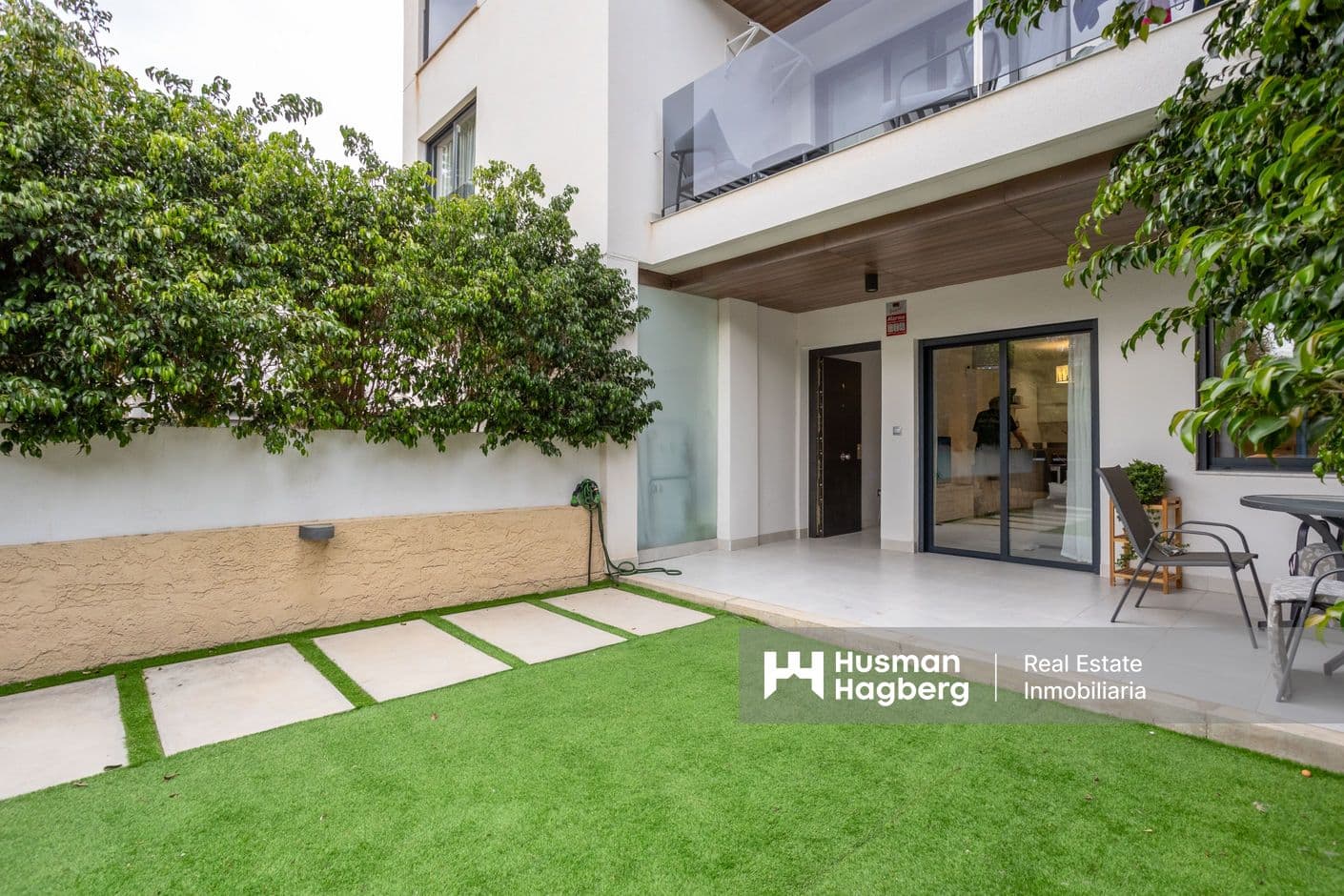 Modern markplanslägenhet med stor privat trädgård i soligt läge