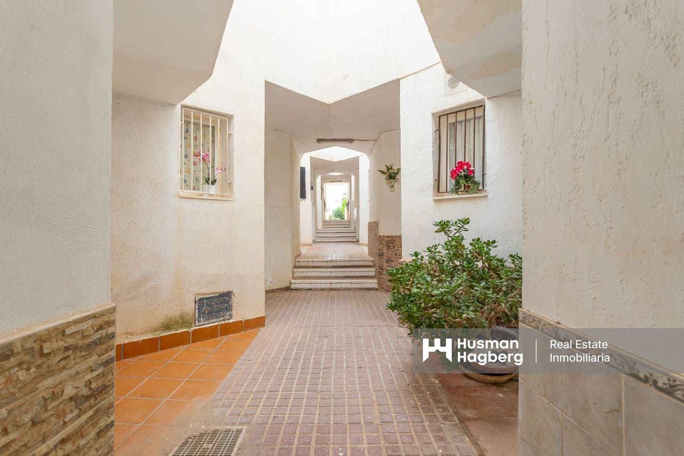 Charmigt radhus med takterrass i soligt läge och havsutsikt