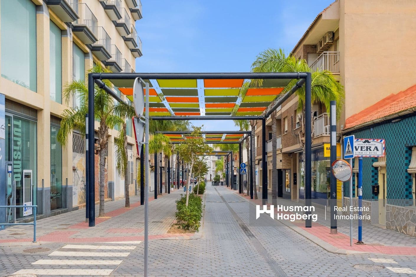 Rymlig markplanslägenhet med tre sovrum och privat patio