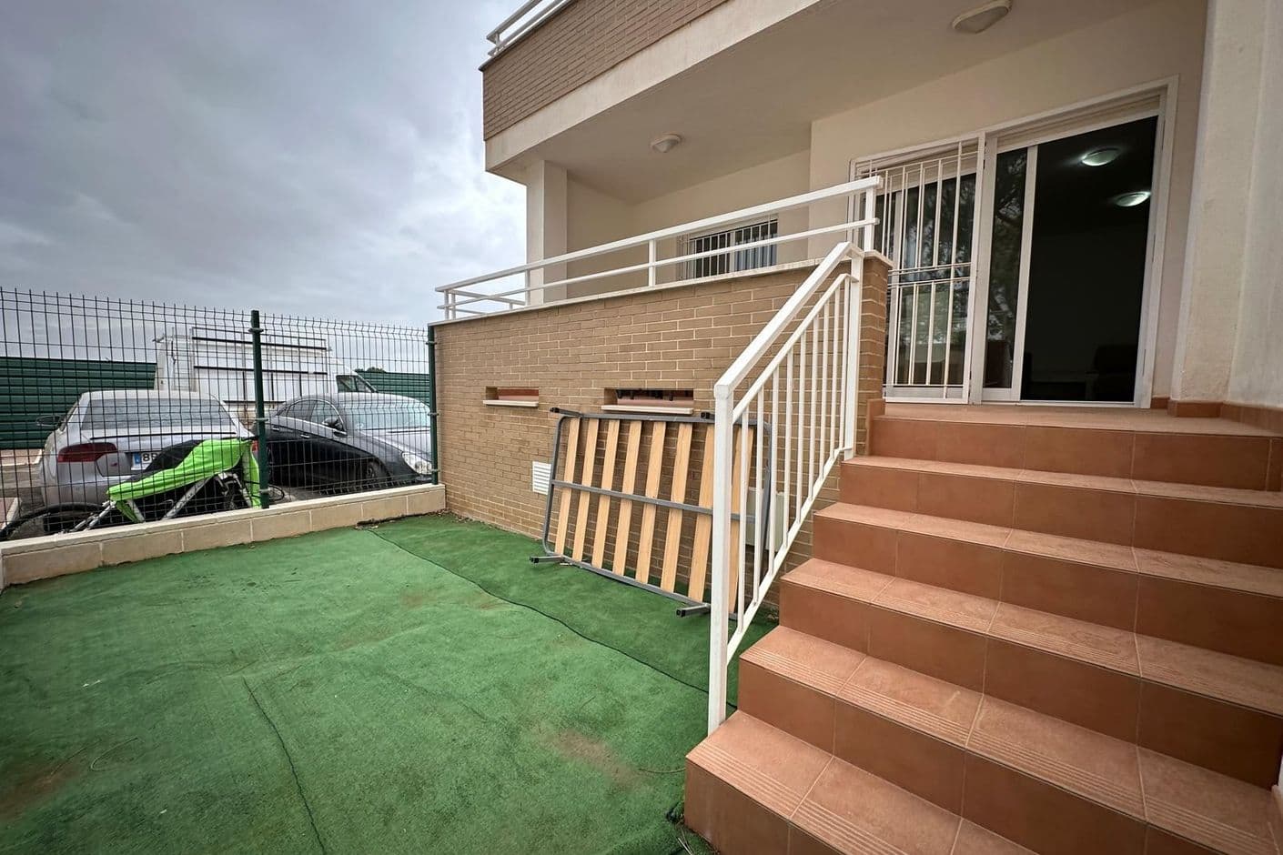 Ljus markplanslägenhet med flera uteplatser och härlig kvällssol