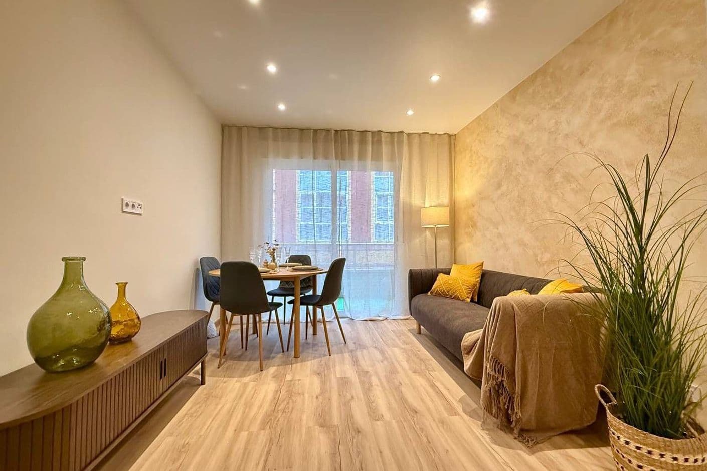 Nyrenoverad lägenhet med soligt läge och bara några steg från havet