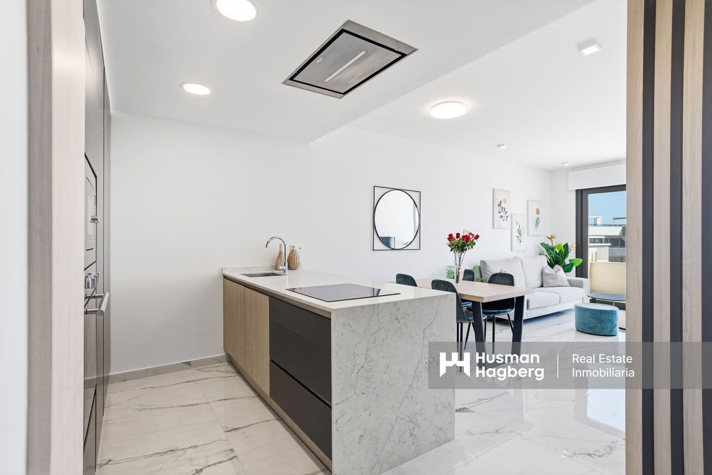 Exklusivt penthouse med stor terrass och elegant design nära havet