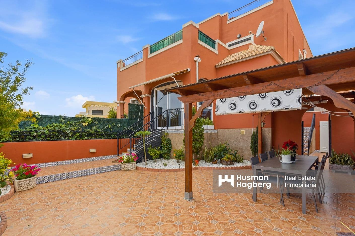 Charmigt radhus med trädgård och fint skick