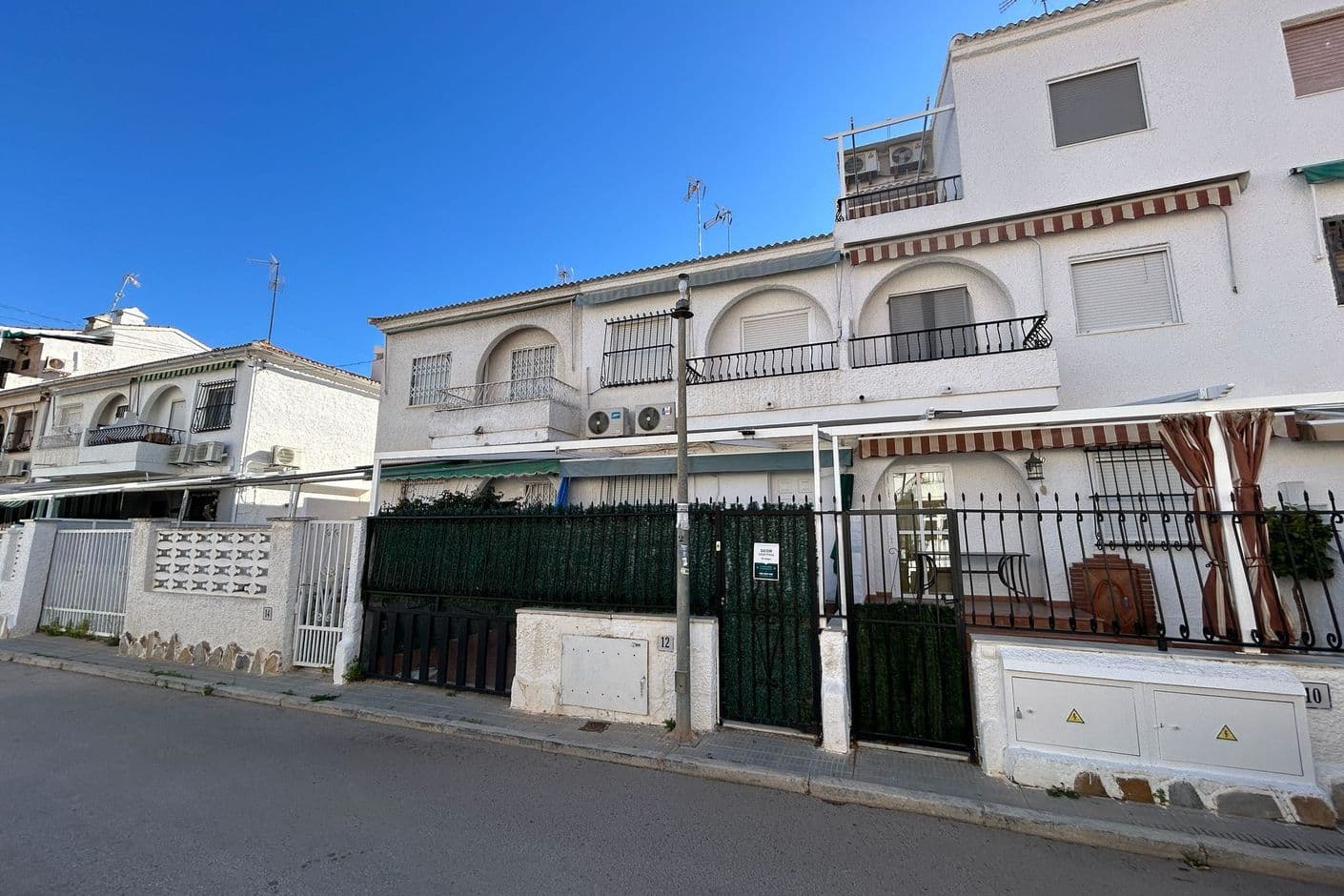 Fristående hus med två våningar och soliga uteplatser