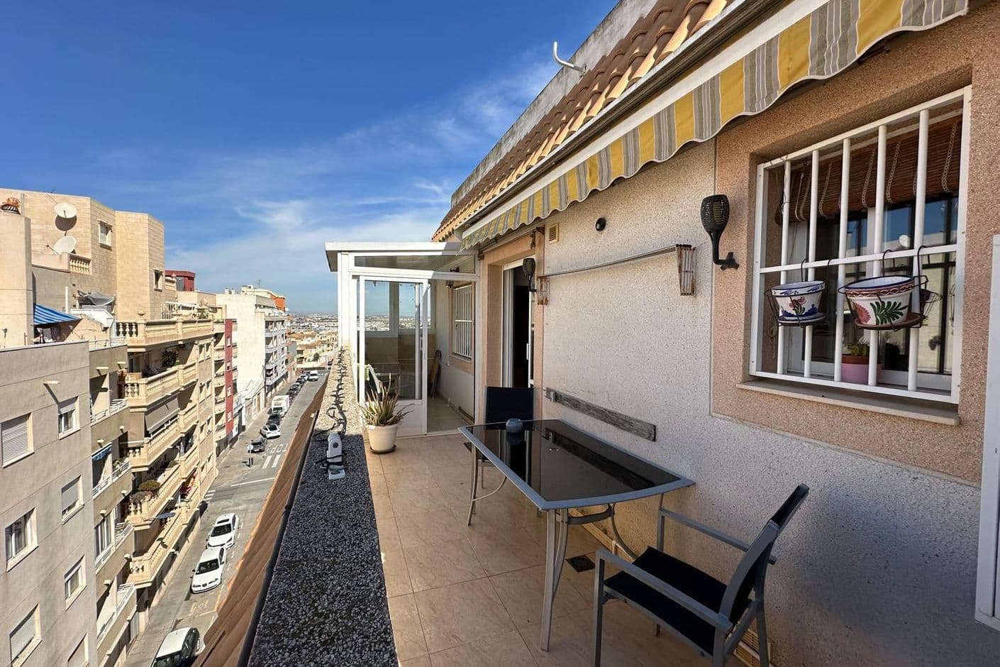 Ljus lägenhet med kvällssol och balkong nära strand, marina och stad