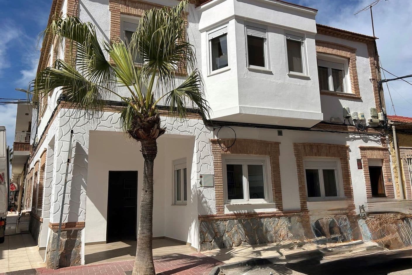 Totalrenoverad lägenhet med solig terrass och generösa ytor