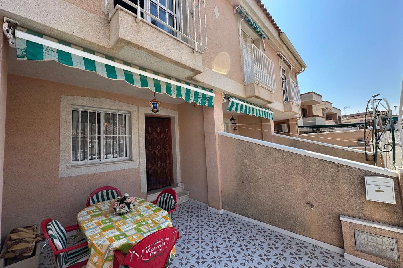 Charmigt radhus med solig terrass och härlig kvällssol