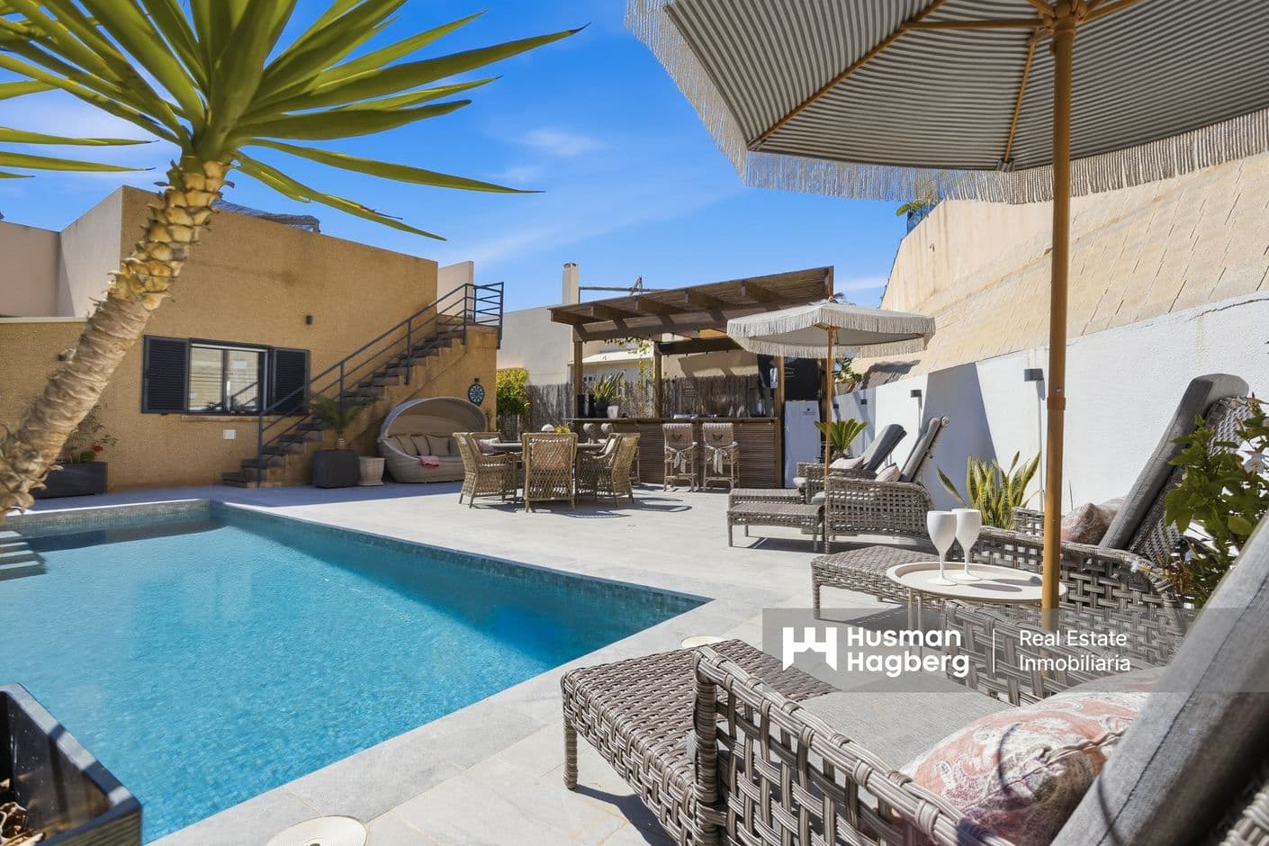 Stilfull enplansvilla med privat pool och solig takterrass