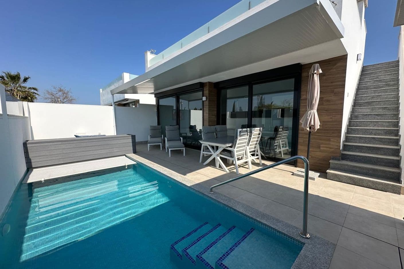 Modern villa med uppvärmd pool, solarium och kvällssol