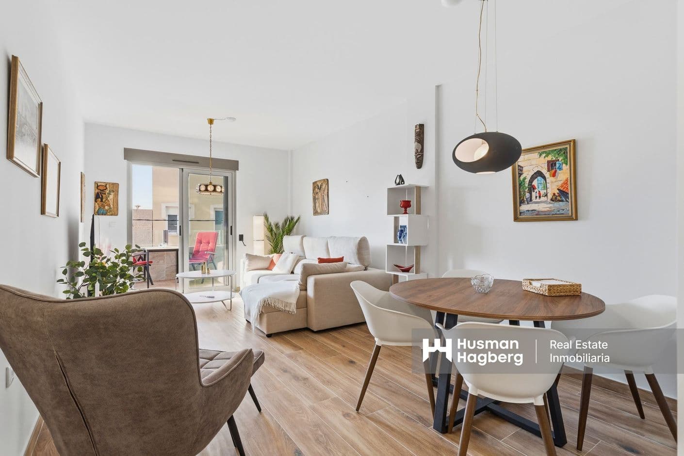 Modern lägenhet med privat takterrass och havsutsikt