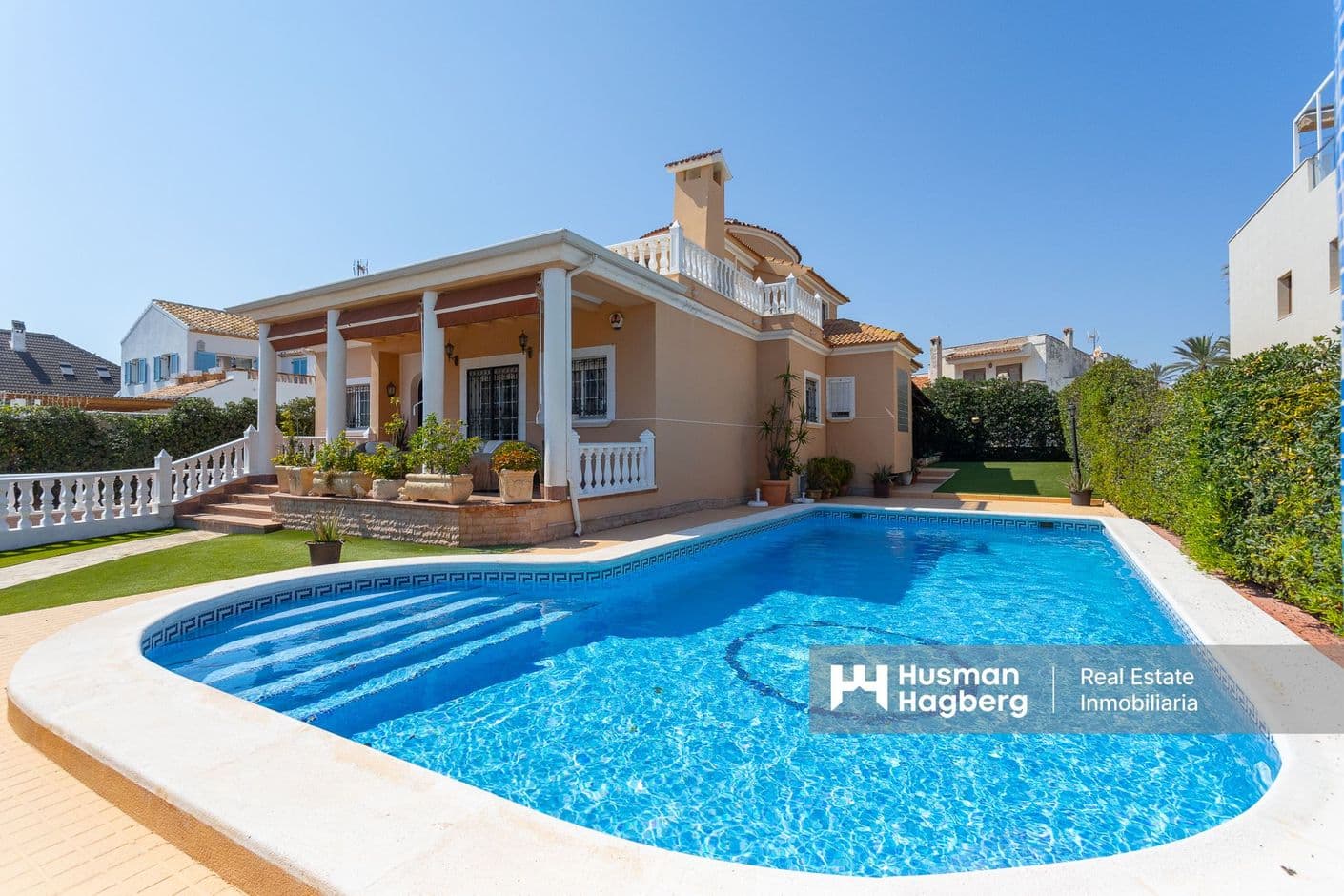 Rymlig villa med privat pool, havsutsikt och soliga terrasser