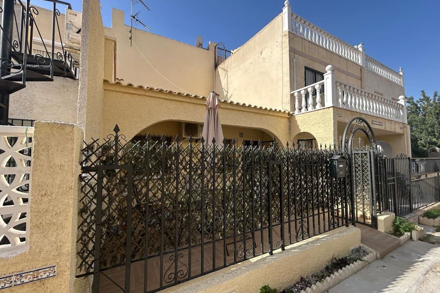 Charming semi-detached house on the ground floor with terrace and development opportunities