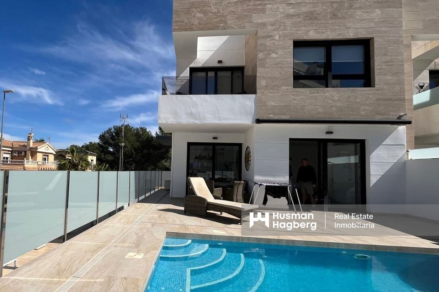 Modern villa med privat pool och ett attraktivt hörnläge