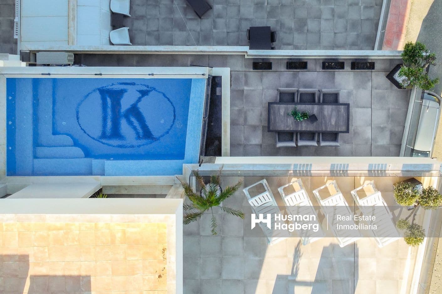 Exklusiv takvåning i två plan med privat pool och havsglimt