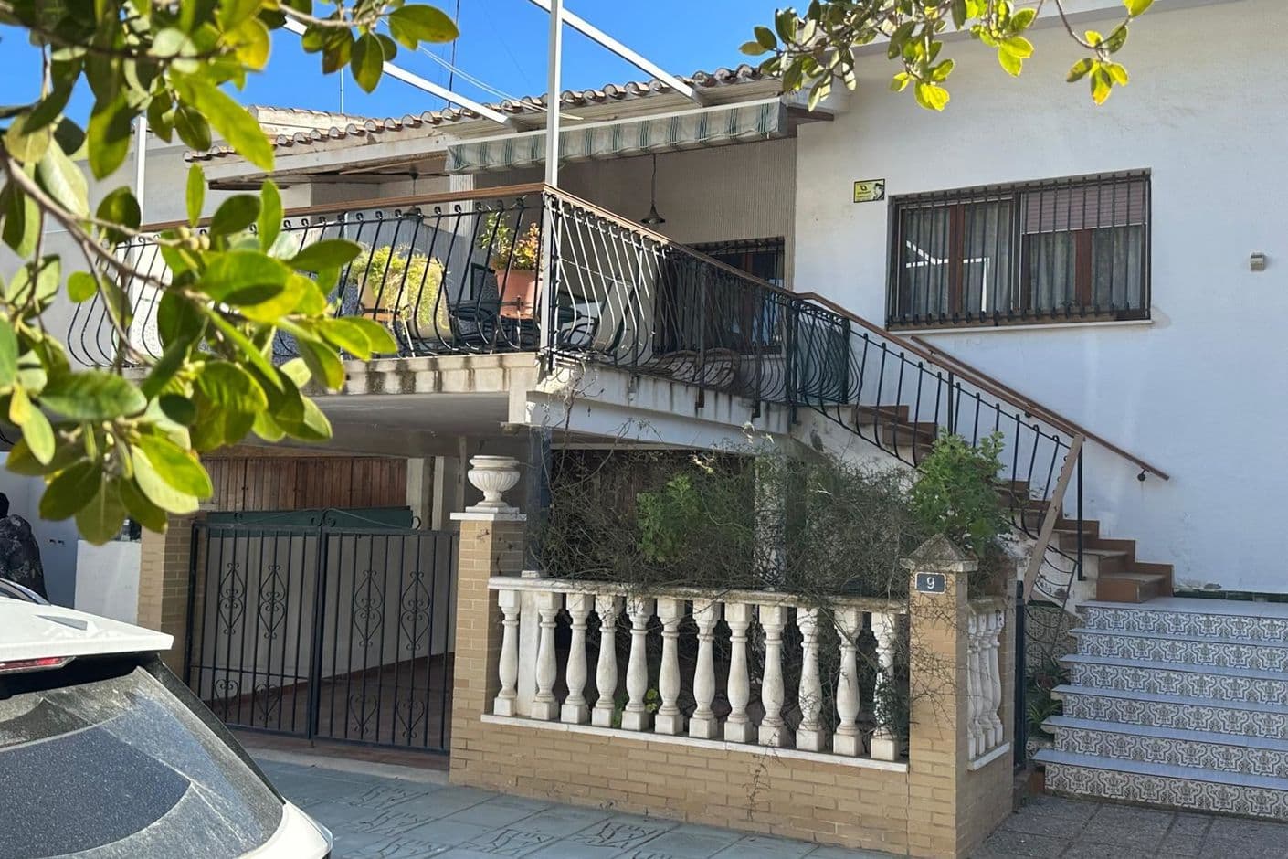 Radhus bara 150 meter från havet – ett hem med stor potential