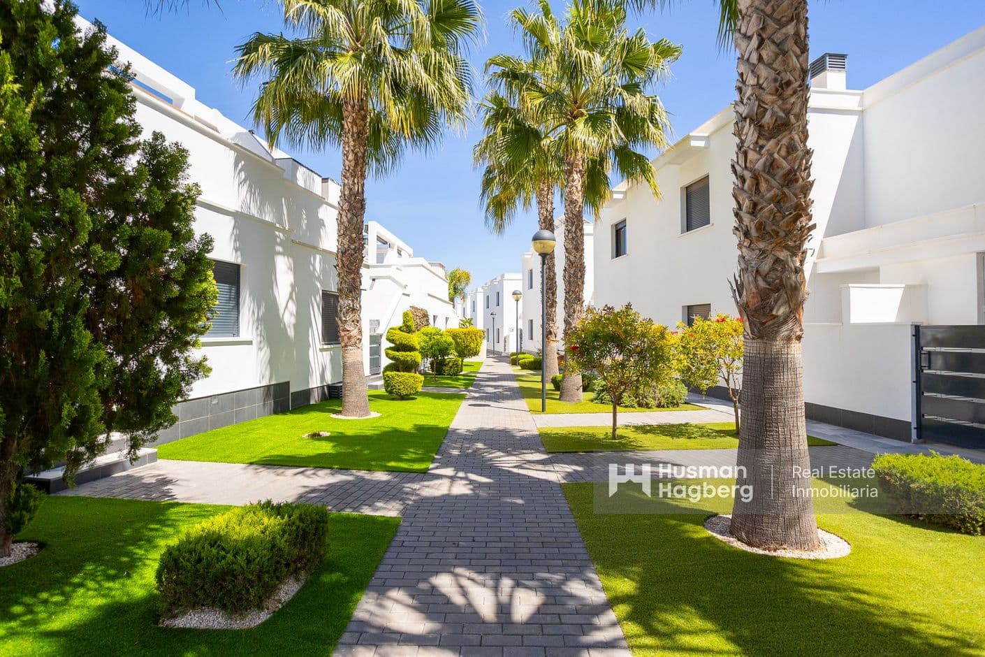 Bright and well-planned semi-detached house in a safe environment with generous patios