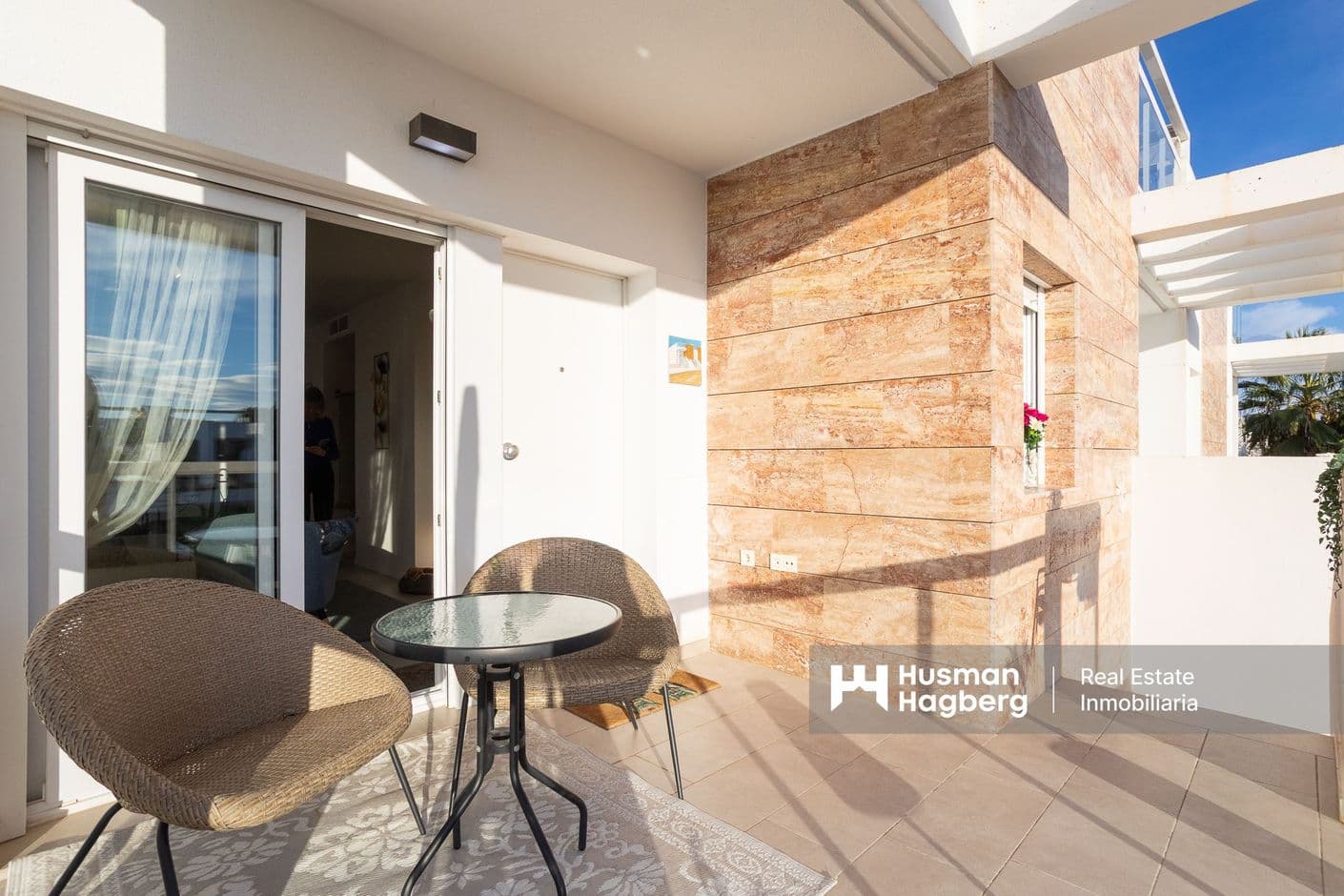 Well-planned home with communal pool and walking distance to the sea