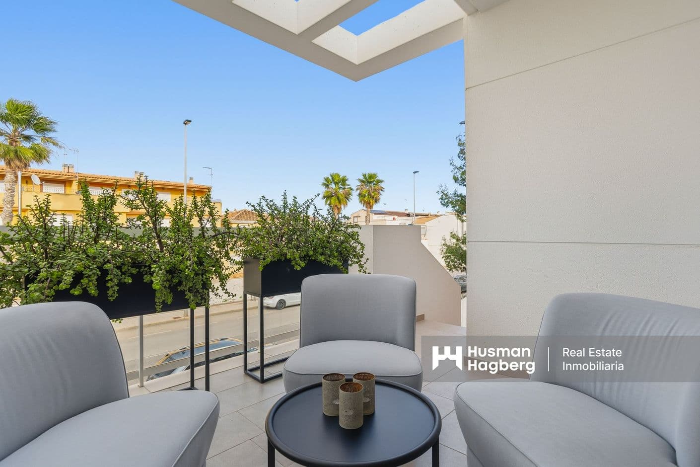 Välplanerat hem med generösa uteplatser och stilfull möblering