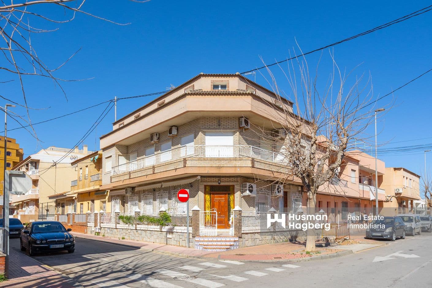 A charming townhouse near the sea with extra space and a sunny location