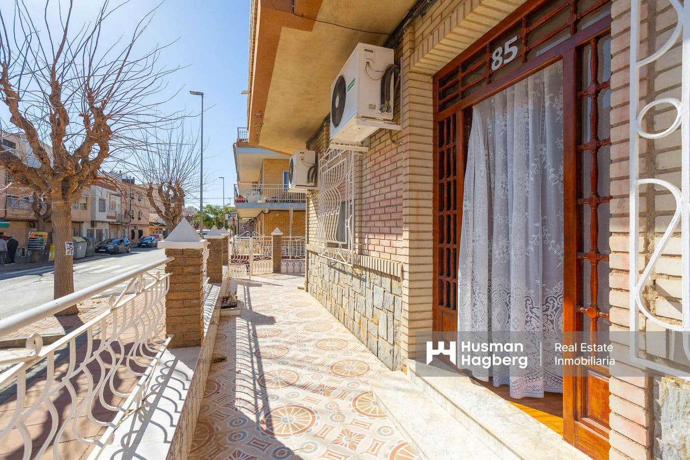 A charming townhouse near the sea with extra space and a sunny location