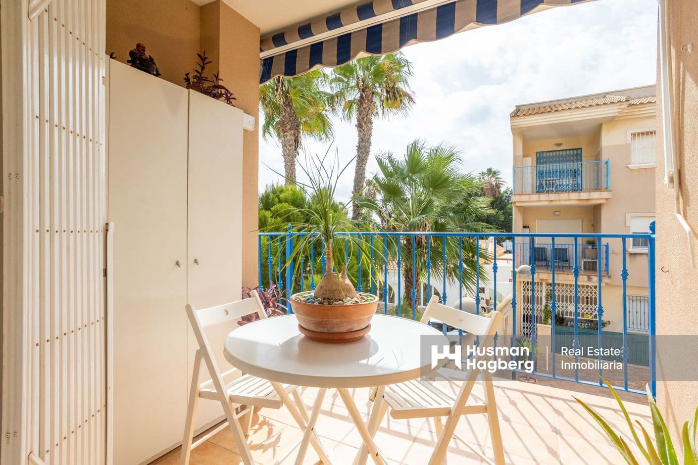 Solig och charmig lägenhet med balkong och gemensam pool