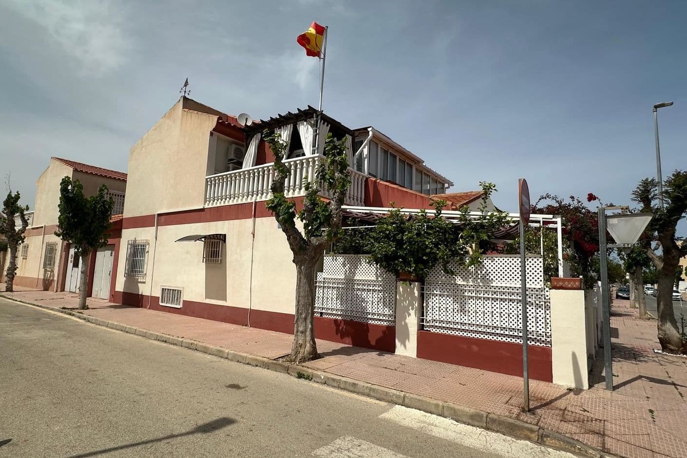 Charming corner townhouse with private garage and evening sun near the sea