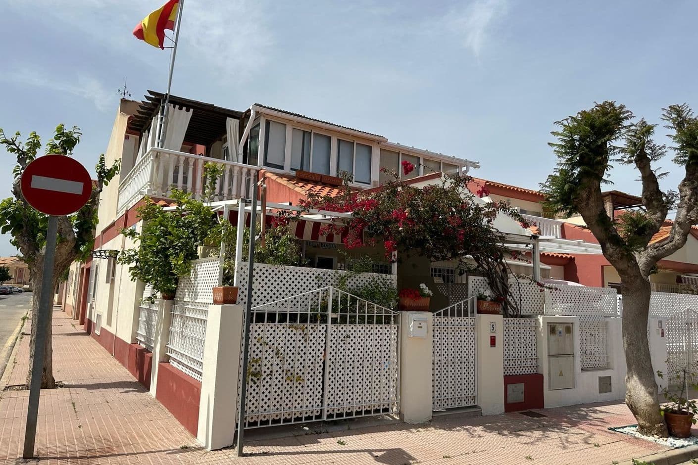 Charming corner townhouse with private garage and evening sun near the sea