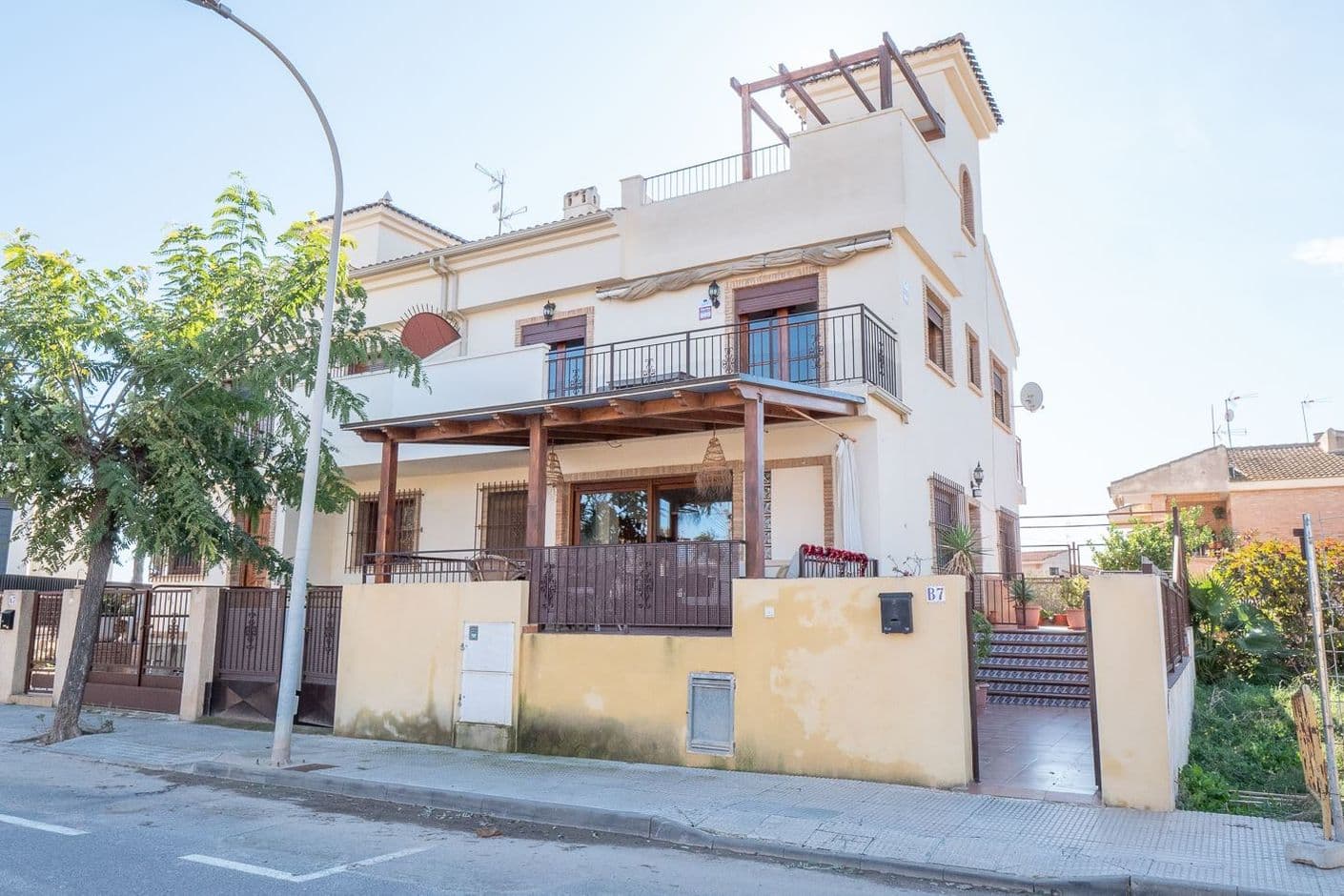 Casa esquinera única con ubicación frente al mar y amplios espacios en varios niveles.