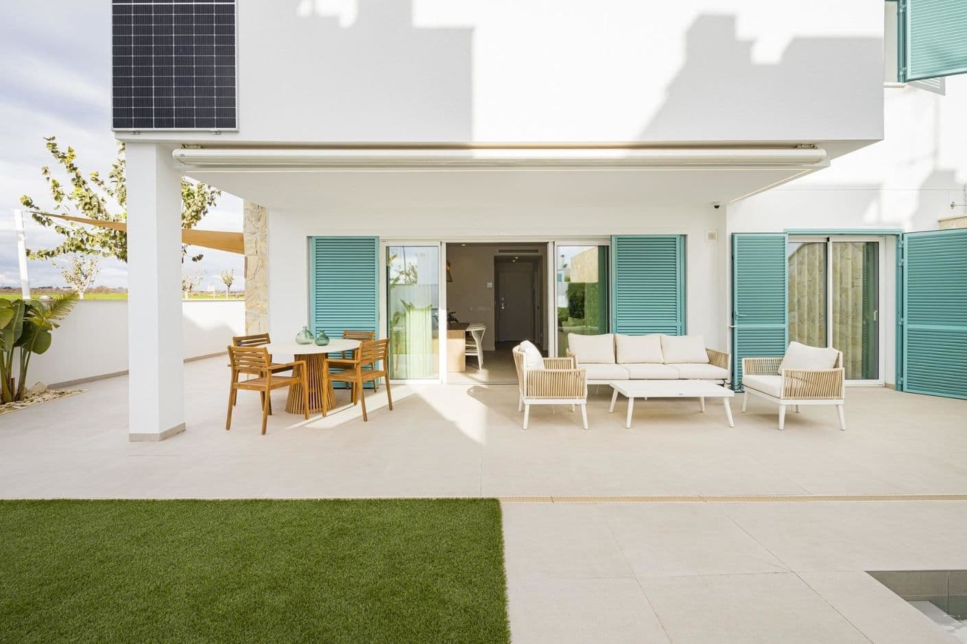Newly built bungalow apartments near the sea with garden or solarium