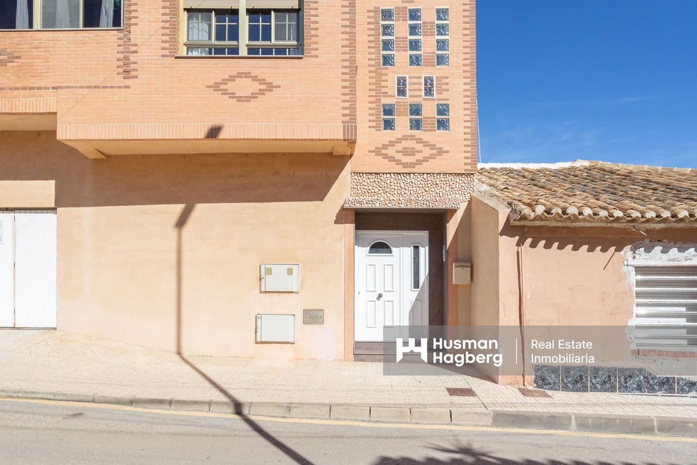 Gran propiedad con residencia, locales comerciales y amplios espacios.