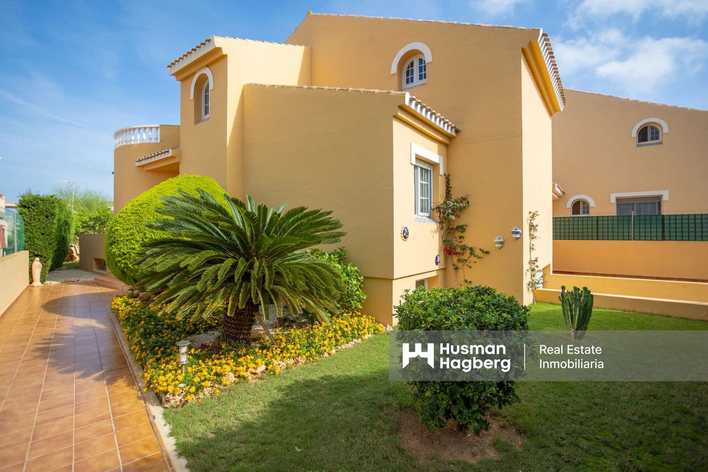 Villa con gran parcela, piscina privada y terraza soleada.