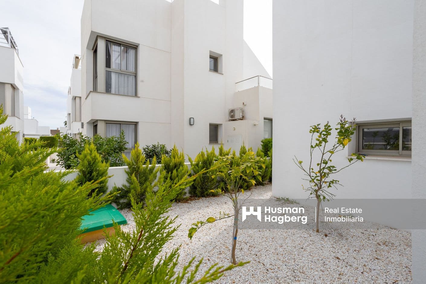 Villa med privat pool och takterrass i populärt område