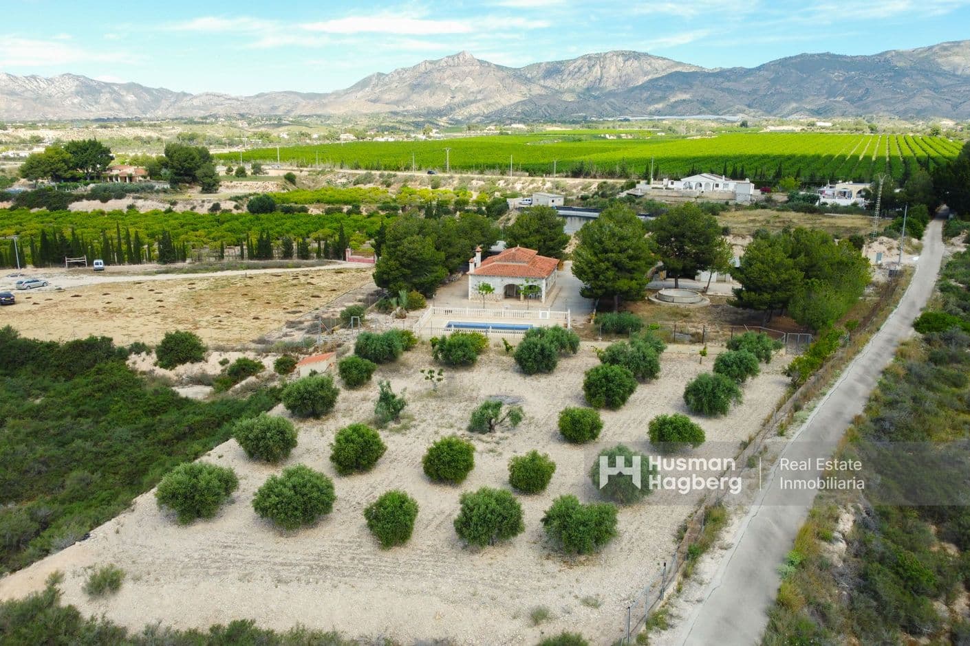 Lantlig finca med två bostäder, pool och stora markytor