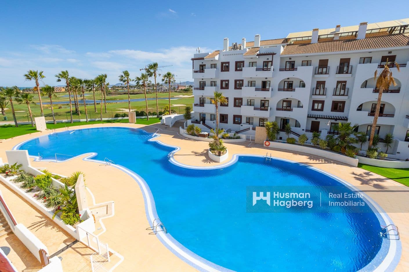 Sunny apartment with double balconies, pool area and beautiful golf views