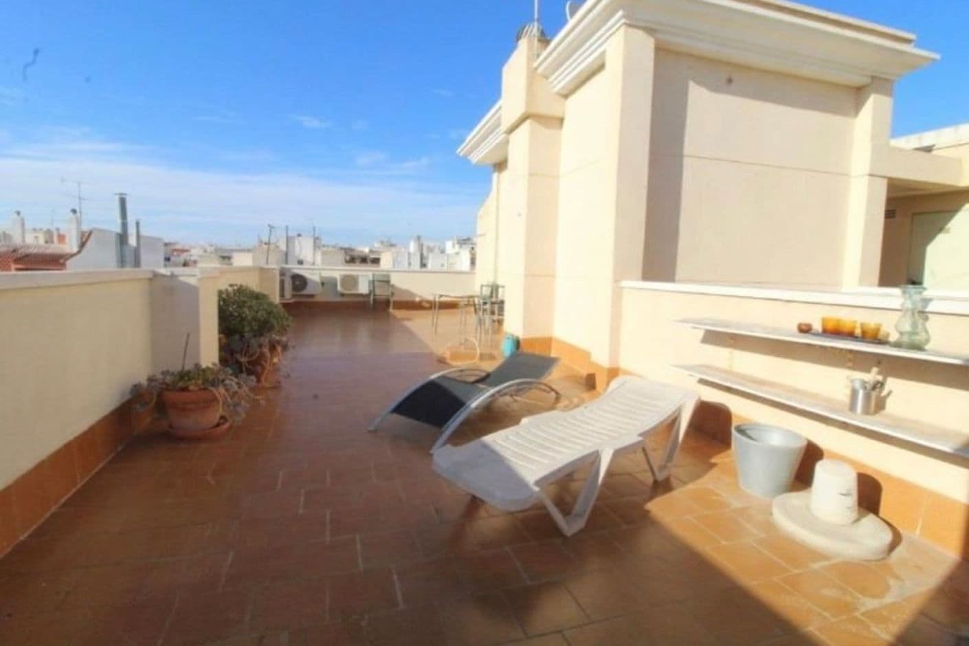 Charming ground floor apartment with two bedrooms near the beach and marina.