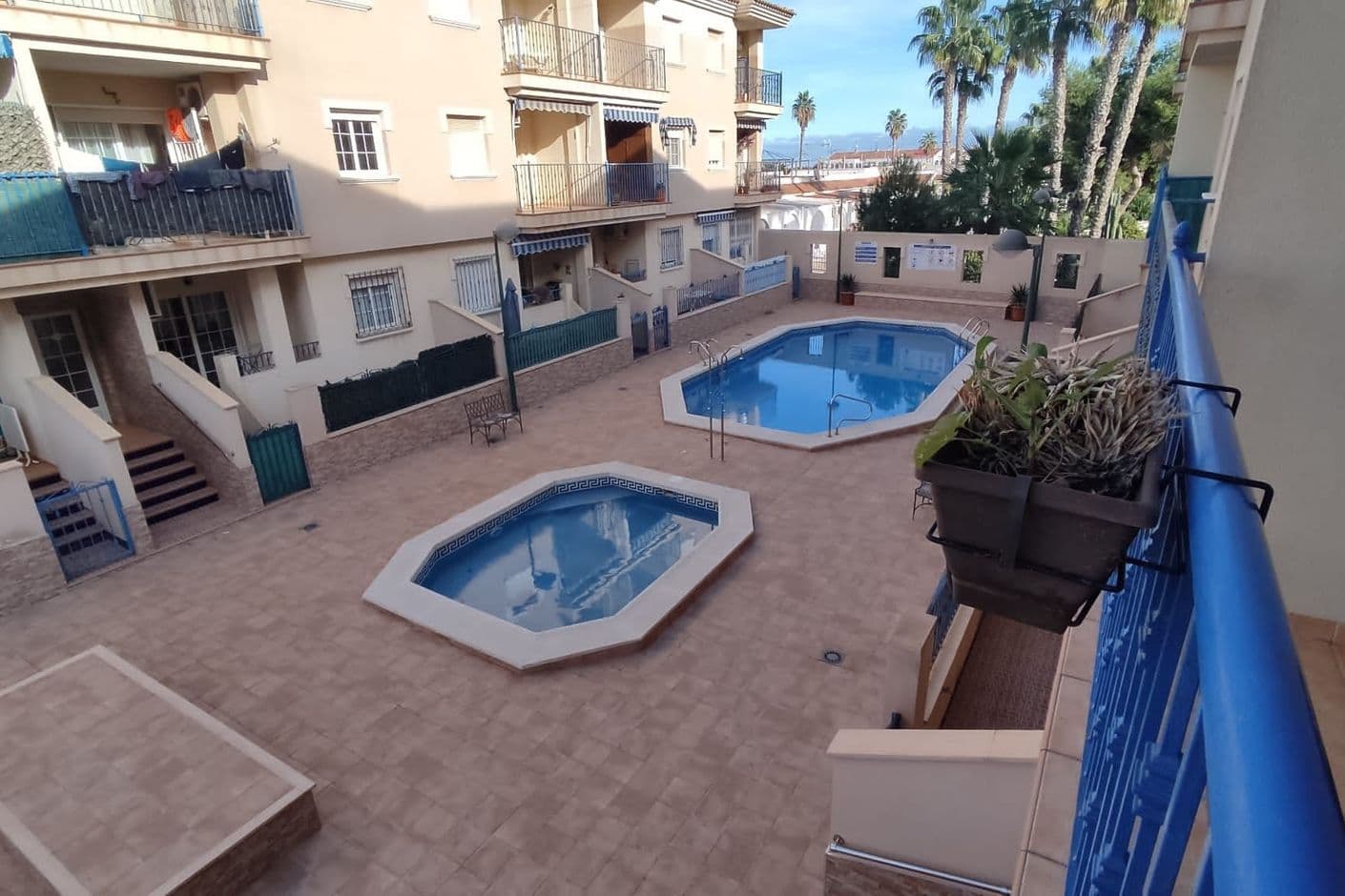 Ljus lägenhet med balkong och pool – i omtyckt område nära hav