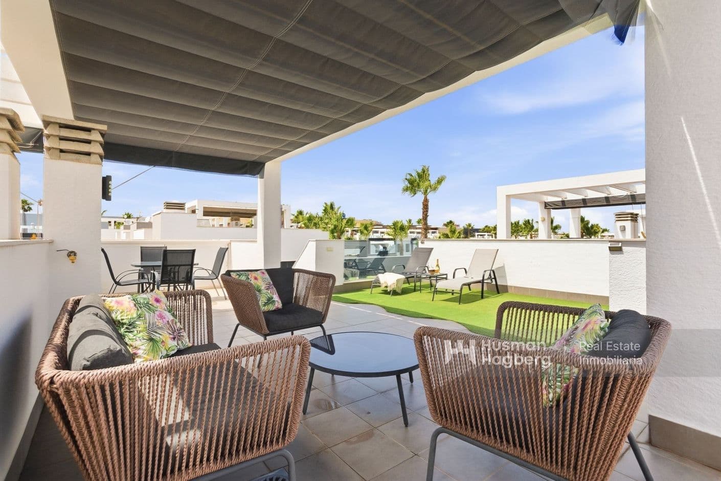 Penthouse with large roof terrace, sea view and garage space